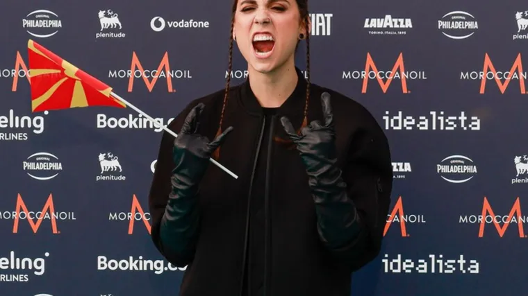 Predstavnica Sjeverne Makedonije napravila skandal na Eurosongu: Na pod je bacila je zastavu svoje zemlje