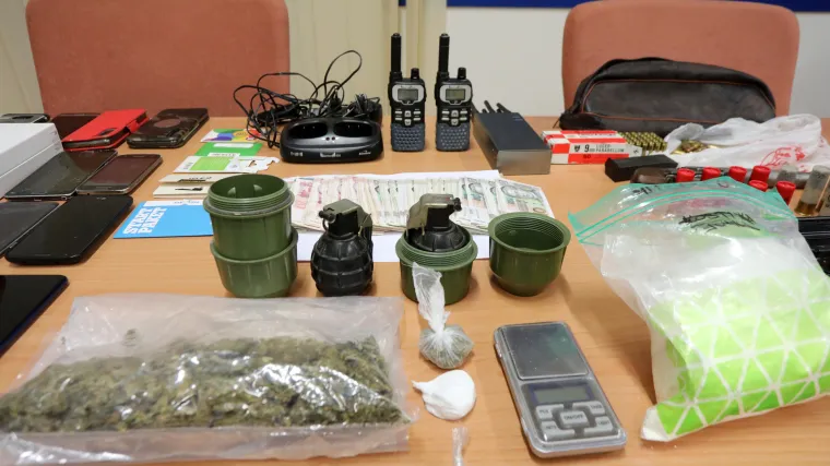 Uhićeni Riječani koji su upadali u dvori&scaron;ta i bacali ručne bombe na aute. Na&scaron;li drogu, vatreno oružje