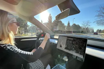 Uskoro ćemo moći gledati TV za vrijeme vožnje: Stigao i popis automobila u kojima će se to smjeti raditi, ali ima jedan problem