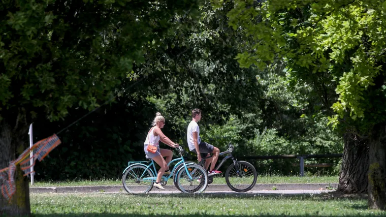 Ujutro i prijepodne jo&scaron; ostaje pretežno vedro i sunčano, a popodne moguće i nevrijeme