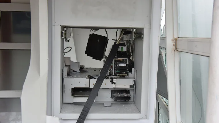 Provalio u trgovinu i eksplozijom opljačkao bankomat