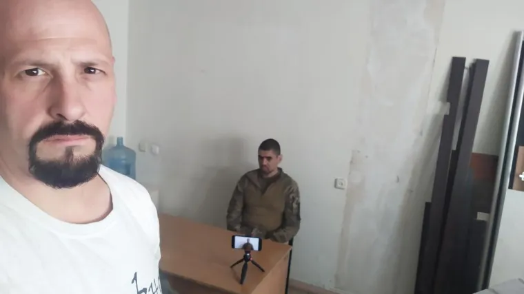 Srpski novinar objavio fotografiju sa zarobljenim Hrvatom: Pažnju izazvao i detalj na njegovoj majici