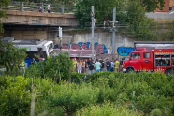Teretni vlak iskočio iz tračnica i zabio se u putnički vlak, jedna osoba poginula desetci ozlijeđenih