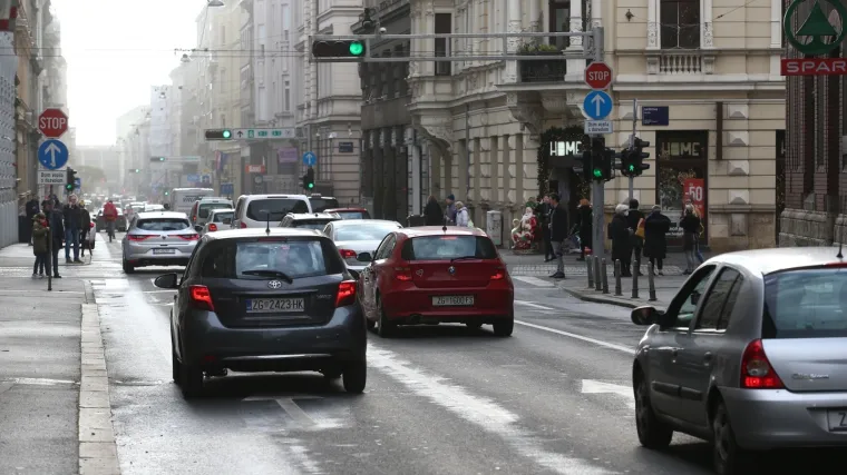 Prometna nesreća u centru Zagreba: Kamion vozio unazad i naletio na ženu. Prevezli su je u bolnicu