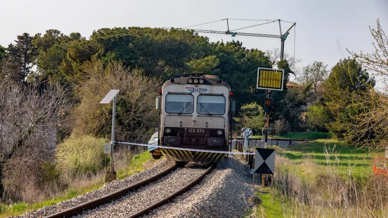 U naletu vlaka kod &Scaron;ibenika ozlijeđena jedna osoba
