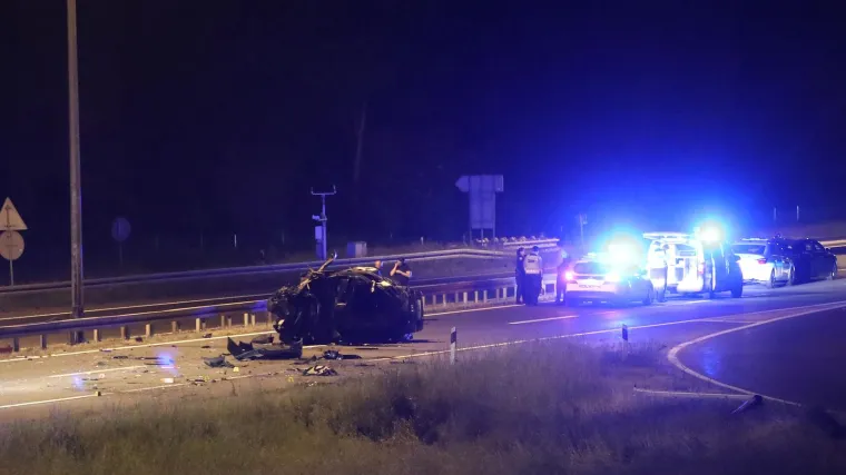 FOTO U te&scaron;koj nesreći na autocesti jedna osoba poginula, jedna te&scaron;ko ozlijeđena. Auto je smrskan