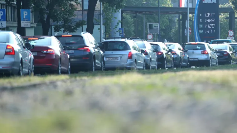 Dizel ne&scaron;to jeftiniji nego &scaron;to se najavljivalo, a benzin je poskupio: Ovo su nove cijene na benzinskim postajama