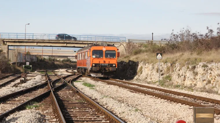 Vlak naletio na muškarca koji je ležao uz željezničku prugu kod Šibenika. Teško je ozlijeđen