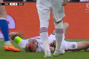 Kapetan Eintrachta Rode ostao je ležati na terenu nakon nezgodnog udarca u glavu