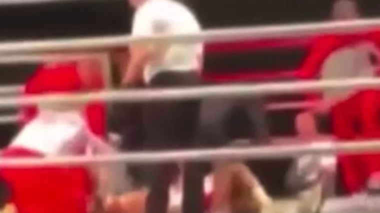 Neporaženi boksački &scaron;ampion preminuo u ringu. Samo se sru&scaron;io usred borbe. 15 patrola i specijalna jedinica policije morali smirivati situaciju