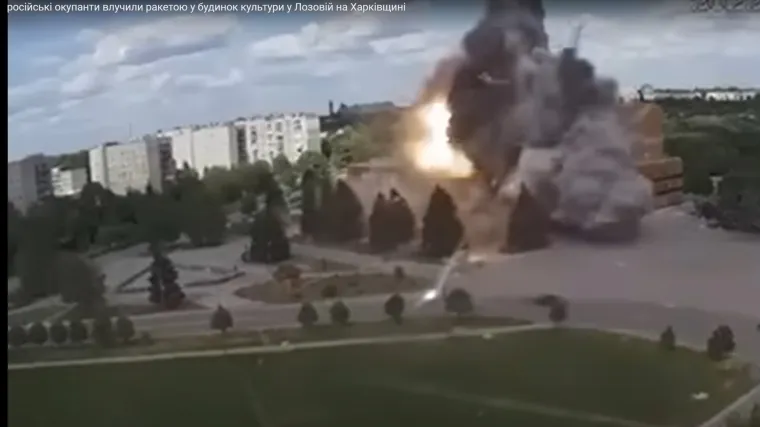 Dva projektila sru&scaron;ila ukrajinska obrana, ne i treći. Ovako izgleda direktan zračni udar na dom kulture