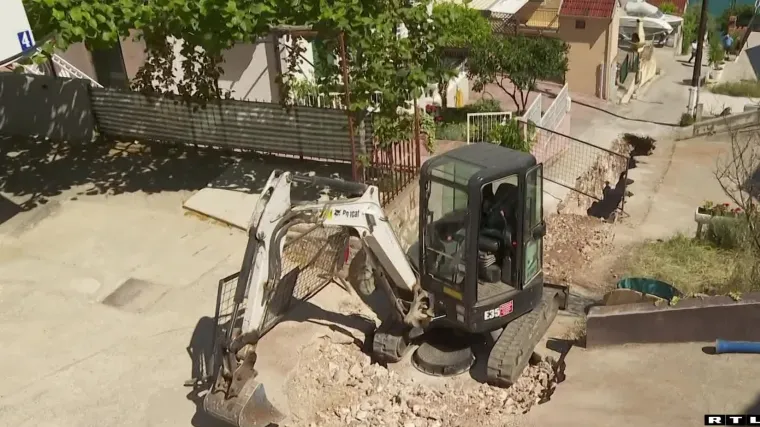 Pobuna vlasnika apartmana na Čiovu! Bager, pikamer&hellip; to i turisti ne ide zajedno. Ali ni kanalizacija u more