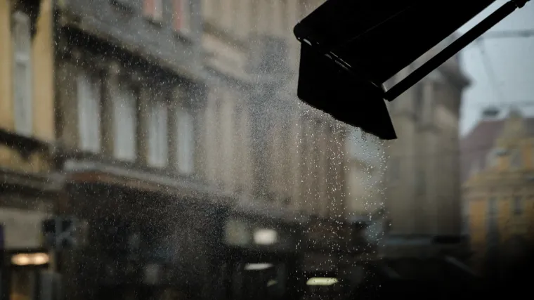 Danas nas na kontinentu očekuju grmljavinski pljuskovi, a uz obalu ostaje sunčano i vruće