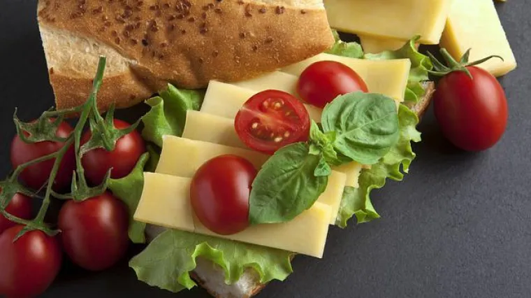 Kako se pripremaju topli sendviči iz tostera s jako puno sira?