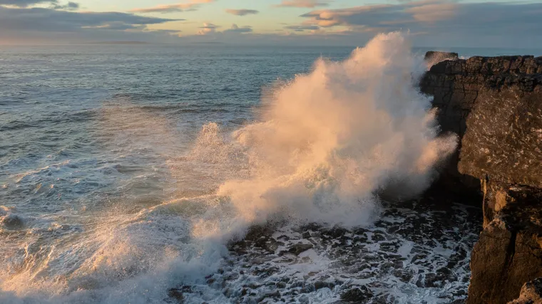 Golemi val odnio u smrt roditelje i djevojčicu, ostalo troje djece je preživjelo. Velika potraga u tijeku
