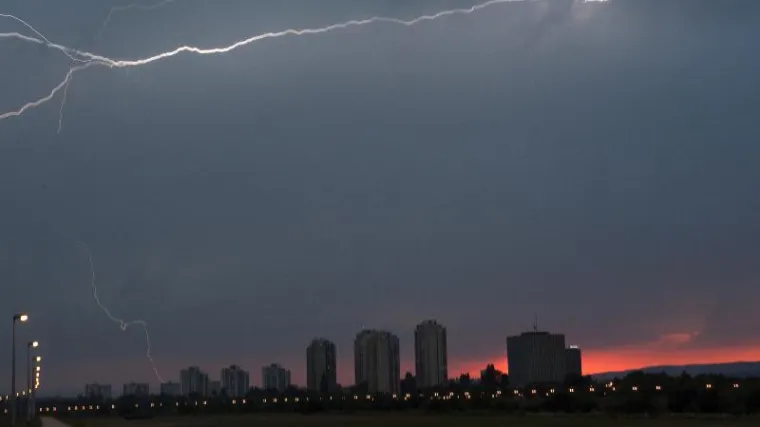 Tijekom noći u sredi&scaron;njoj i istočnoj Hrvatskoj prilično nestabilno, moguće i nevrijeme