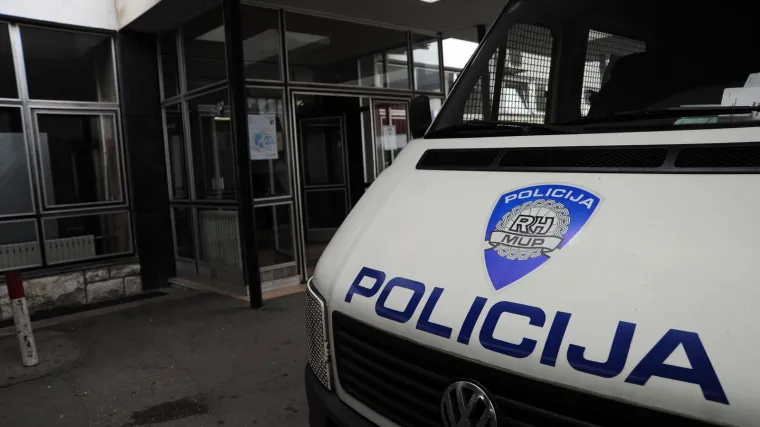 Mu&scaron;karac (50) izgubio ravnotežu na stubi&scaron;tu, pa preko ograde i preminuo