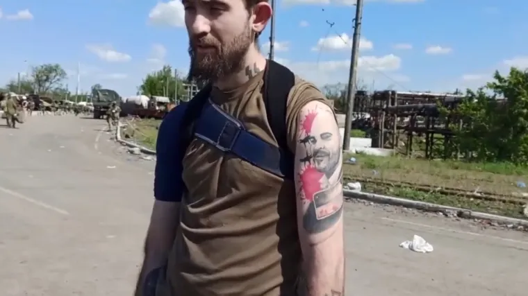 Rusi objavili snimku predaje zadnjih boraca iz Mariupolja: Svlače ih i pregledavaju tetovaže...