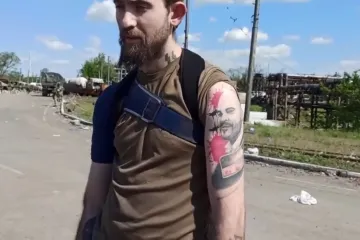 Rusi objavili snimku predaje zadnjih boraca iz Mariupolja: Svlače ih i pregledavaju tetovaže...