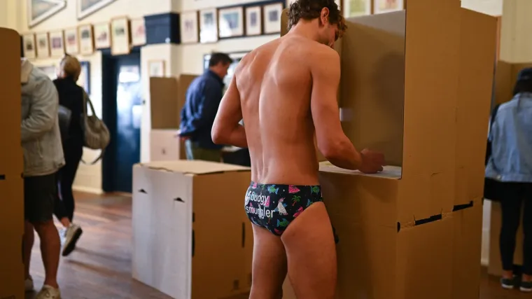 U Australiji se danas održavaju izbori: Ekipa pristiže na birali&scaron;ta u kupaćim gaćicama...