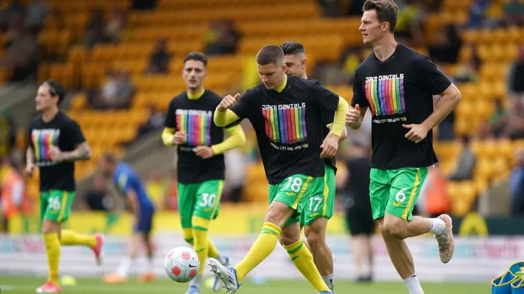 Nogometa&scaron;i Norwicha podržali Blackpoolovog gej igrača