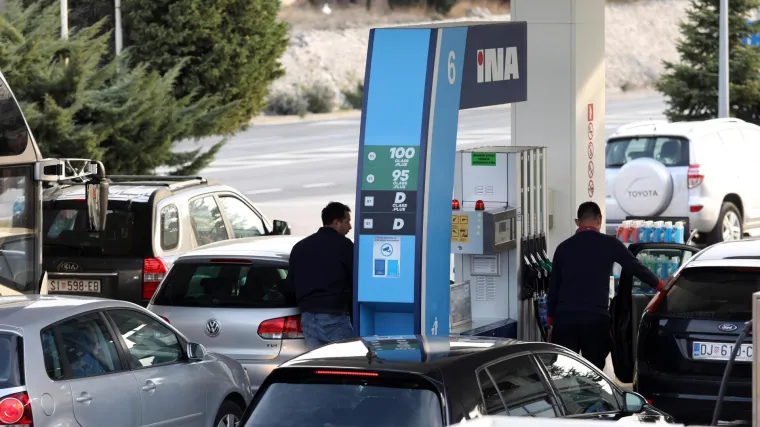 Od sutra nove cijene goriva: Benzin će dosta poskupjeti, a dizel će biti jeftiniji