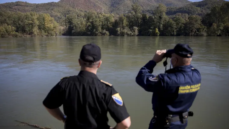 U BiH uhićeno 11 osoba zbog krijumčarenja migranata u Hrvatsku. Među privedenima i granični policajac?