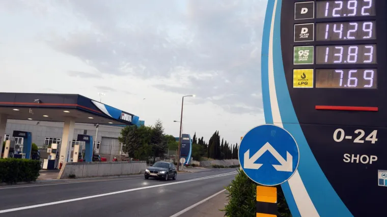 Pogledajte nove cijene goriva, benzin je ba&scaron; jako poskupio; Premijer je najavio nove poteze: Hoće li smanjiti tro&scaron;arine?