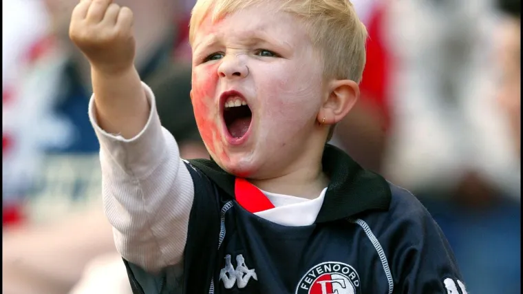 Prije 20 godina ova je fotka postala globalni hit: Vatreni navijač Feyenoorda pojavio se na finalu u Tirani, pogledajte kako danas izgleda
