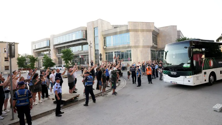 Počeo je kaos: Albanska policija uhitila 60 navijača nakon napada u Tirani