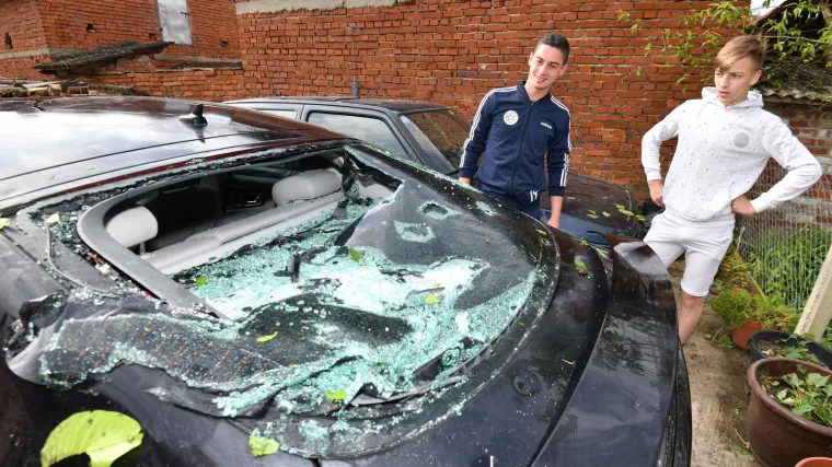 Nevrijeme devastiralo staklenike, krovove i vjetrobranska stakla u Velikom Bukovcu: Štete se još zbrajaju