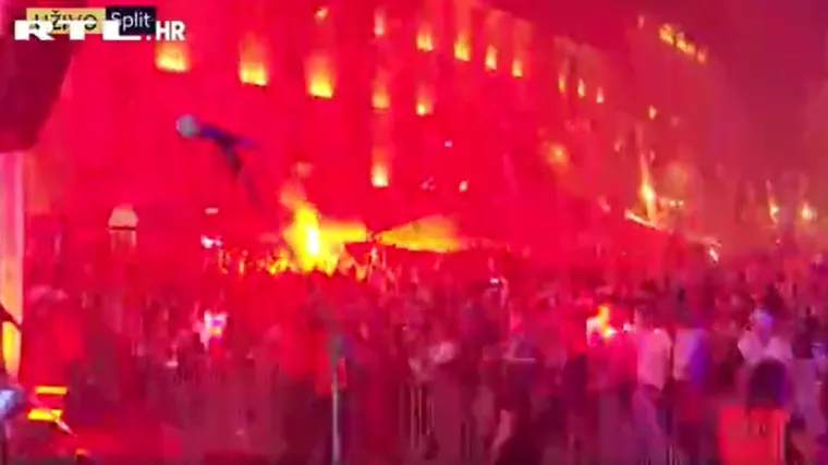 Gori u gradu pod Marjanom, pogledajte prizore fe&scaron;te o kojoj će se pričati: 'Hajduk je religija, živimo za njega i za Split...'