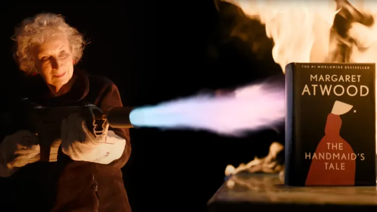 Izdali vatrootporni primjerak 'Sluškinjine priče'. Autorica ga je napala bacačem plamena i to i dokazala