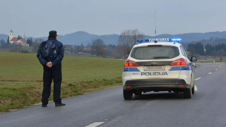 BMW vozio prebrzo, udario u kolnik pa zavr&scaron;io na krovu, četvero ozlijeđenih: 'Pravo je čudo da su preživjeli'