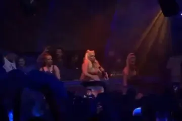 Karleuša zaboravila da joj ogromno poprsje drže tek tanašne vezice i razbacala se kao da ne postoji sutra