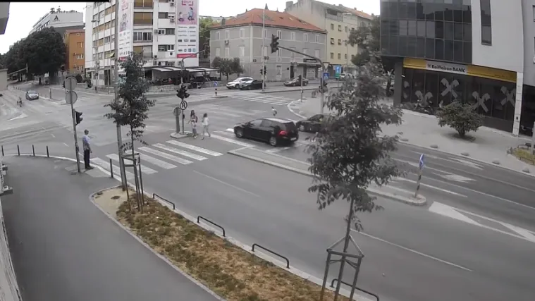 VIDEO Zamalo nastradale dvije djevojčice na pje&scaron;ačkom. Na semaforu bilo upaljeno crveno svjetlo