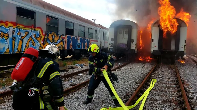 Gore vagoni na Glavnom kolodvoru: Gusti dim vidi se i iz drugih dijelova Zagreba