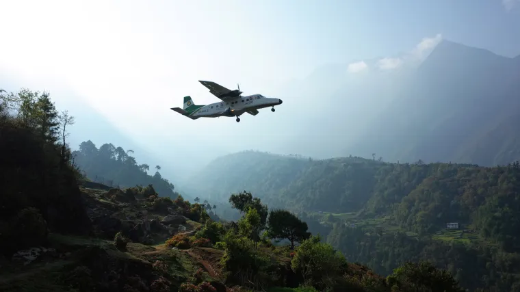 Avion s putnicima nestao s radara u području Himalaje