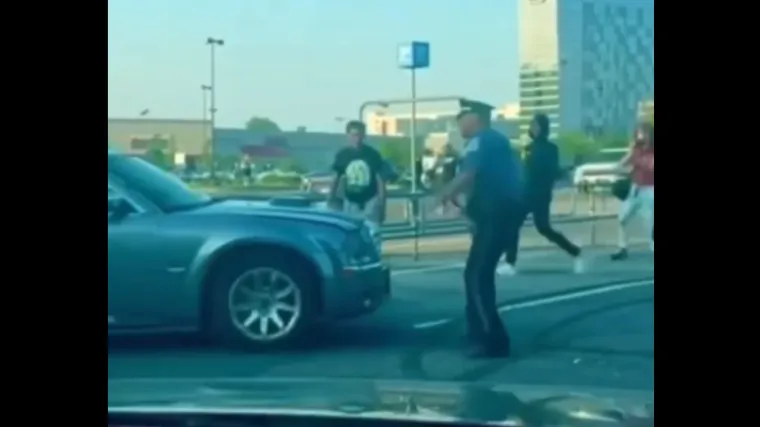 VIDEO Nevjerojatna snimka: Djevojka driftala i krenula gaziti policajca. Čeka ju duga kazna
