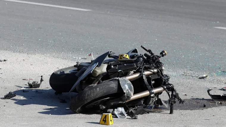 Motociklist se vozio s dru&scaron;tvom pa sletio s ceste. Podlegao je zadobivenim ozljedama