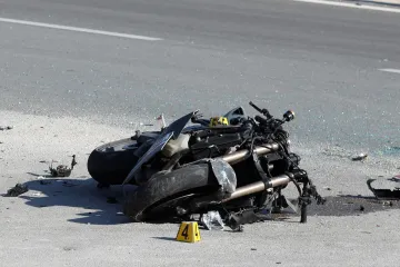 Motociklist se vozio s društvom pa sletio s ceste. Podlegao je zadobivenim ozljedama