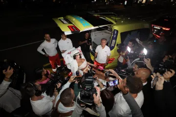 Srpska starleta šokirala sve prisutne: Na tulum je stigla u kolima hitne pomoći, omotana zavojima i gipsom