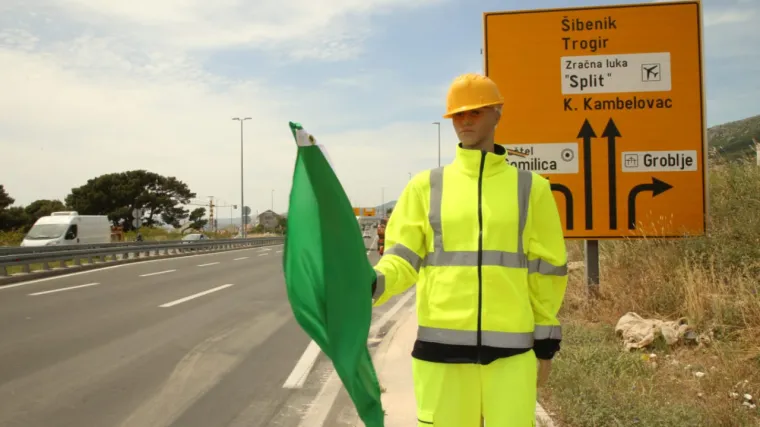 Ne smetaju mu ni visoke temperature, ni ki&scaron;a, zastavicom neumorno ma&scaron;e. On je 'Flaggy', robot koji regulira promet