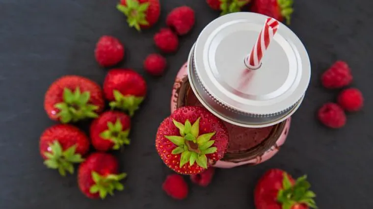 Koktel od jagode odlično se slaže s čokoladnim desertom