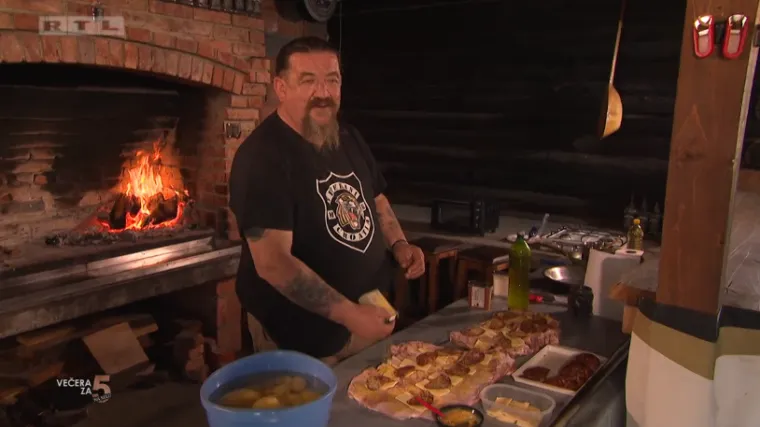 Bajker Ivan &scaron;armirao dame pa pre&scaron;ao u vodstvo 'Večere za 5 na selu': 'Vjetar u kosi, smrznute noge, super'