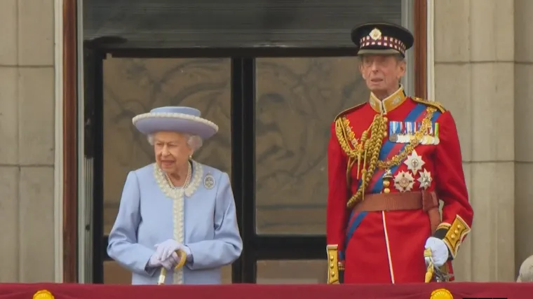 Kraljičin platinasti jubilej u Britaniji proslavljen s odu&scaron;evljenjem: 'Ona nam je svima posebna. Volimo je'