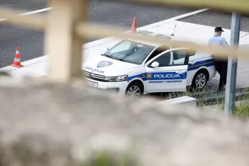 Vukovarka izvan kontrole: Oštetila pet automobila, bježala policiji, pa ozlijedila dvojicu policajaca