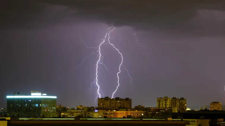 Upaljen Meteoalarm: Danas bi vrijeme u Hrvatskoj moglo biti opasno. Moguća je izraženija nepogoda praćena grmljavinom