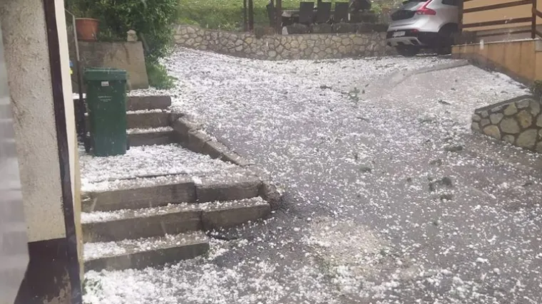 Sru&scaron;ena stabla, o&scaron;tećena krovi&scaron;ta, uni&scaron;teni usjevi... Provjerili smo kolika je &scaron;teta  od sinoćnjeg nevremena?