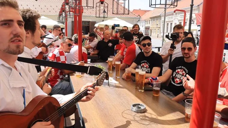 Atmosfera se lagano zahuktava: Pogledajte uz koju se pjesmu zagrijavaju hrvatski navijači